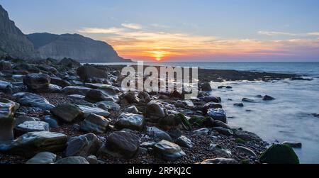 Sonnenaufgang bei Rock A Nore Beach Hastings East Sussex Südostengland Großbritannien Stockfoto