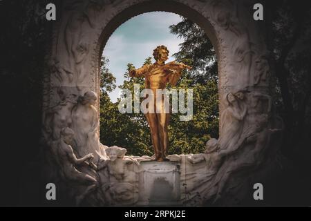 Das Johann-Strauß-Denkmal in dunkler Stimmung - Wien, Österreich Stockfoto