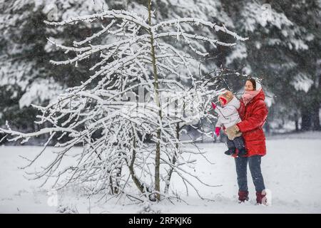 200113 -- PEKING, 13. Januar 2020 -- Menschen spielen im Schnee in Moskau, Russland, 11. Januar 2020. Foto von Maxim Chernavsky/Xinhua XINHUA FOTOS DES TAGES lujinbo PUBLICATIONxNOTxINxCHN Stockfoto