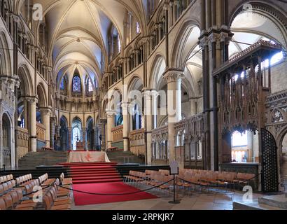 Canterbury Cathedral, Kent, Großbritannien. Blick auf das Quire mit Blick auf den Altar und die Dreifaltigkeitskapelle. Zeigt Steingewölbe aus dem 12. Jahrhundert. Keine Personen anwesend. Stockfoto