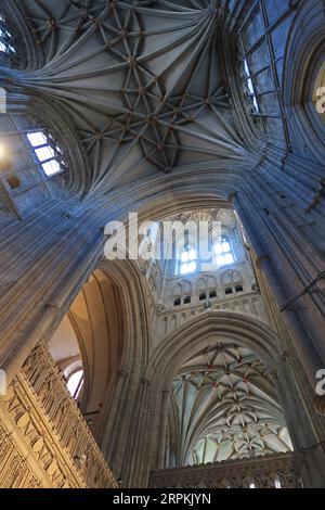 Canterbury Cathedral Kent, Großbritannien. Blick vom Haupttrancept auf den Bell Harry Tower. Zeigt gotische Steingewölbe aus dem 12. Jahrhundert und Ventilatorgewölbe. Stockfoto