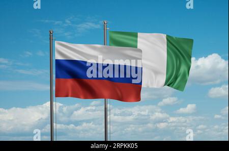 Die Flagge Nigerias und Russlands wehen am blauen Himmel zusammen, zwei Länder Kooperationskonzept Stockfoto