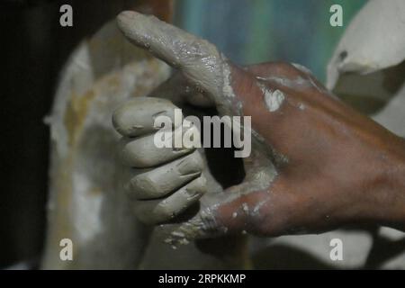 Ein Idol-Hersteller, der Götzenbilder von Lord Ganesh in einem Studio für das kommende Ganesh Chaturthi Festival in Agartala herstellt. Tripura, Indien. Stockfoto