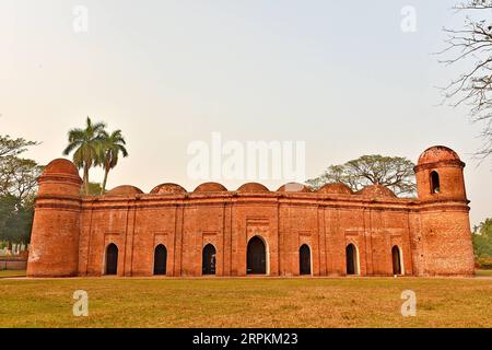 200113 -- BAGERHAT, 13. Januar 2020 -- Foto aufgenommen am 12. Januar 2020 zeigt Sixty Dome Moschee in Bagerhat, Bangladesch. Die Sixty Dome Moschee ist ein UNESCO-Weltkulturerbe. STR/Xinhua BANGLADESCH-BAGERHAT-SIXTY KUPPEL MOSCHEE Naim-ul-karim PUBLICATIONxNOTxINxCHN Stockfoto