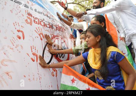 200113 -- BANGALORE, 13. Januar 2020 Xinhua -- Studenten verschiedener Hochschulen unter der Schirmherrschaft der National Students Union of India NSUI legten auf einem Poster Abdrücke ihrer Palmen an, die mit Blut verschmiert wurden, das von freiwilligen Studenten während einer Protestkundgebung gegen den Angriff auf die Studenten der Jawaharlal Nehru University JNU in Delhi und verschiedener anderer Universitäten gesammelt wurde in ganz Indien, in Bangalore, Indien, 13. Januar 2020. STR/Xinhua INDIA-BANGALORE-PROTEST PUBLICATIONxNOTxINxCHN Stockfoto