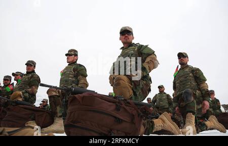 200114 -- KABUL, 14. Januar 2020 -- Mitglieder der afghanischen Kommandotruppe nehmen an ihrer Abschlussfeier im Sondereinsatzkorps der afghanischen Nationalarmee in Kabul, der Hauptstadt Afghanistans, am 13. Januar 2020 Teil. Insgesamt 1.123 neue Kadetten haben eine Kommandoschule absolviert und sind der afghanischen Nationalarmee beigetreten, sagte das afghanische Verteidigungsministerium am Dienstag. AFGHANISTAN-KABUL-ABSCHLUSSZEREMONIE-KOMMANDOTRUPPEN RAHMATULLAHXALIZADAH PUBLICATIONXNOTXINXCHN Stockfoto