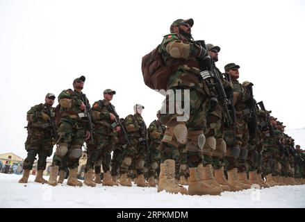 200114 -- KABUL, 14. Januar 2020 -- Mitglieder der afghanischen Kommandotruppe nehmen an ihrer Abschlussfeier im Sondereinsatzkorps der afghanischen Nationalarmee in Kabul, der Hauptstadt Afghanistans, am 13. Januar 2020 Teil. Insgesamt 1.123 neue Kadetten haben eine Kommandoschule absolviert und sind der afghanischen Nationalarmee beigetreten, sagte das afghanische Verteidigungsministerium am Dienstag. AFGHANISTAN-KABUL-ABSCHLUSSZEREMONIE-KOMMANDOTRUPPEN RAHMATULLAHXALIZADAH PUBLICATIONXNOTXINXCHN Stockfoto