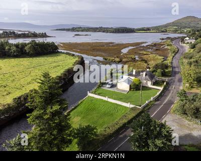 Typisches Haus und Straße neben Bantry Bay, Beara Peninsula, Adrigole, Beara Peninsula, County Cork, Irland, Vereinigtes Königreich Stockfoto