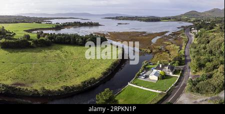 Typisches Haus und Straße neben Bantry Bay, Beara Peninsula, Adrigole, Beara Peninsula, County Cork, Irland, Vereinigtes Königreich Stockfoto