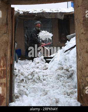 200114 -- KABUL, 14. Januar 2020 Xinhua -- ein afghanischer Mann reinigt Schnee in einem Lager für Vertriebene in Kabul, Hauptstadt Afghanistans, 13. Januar 2020. Die humanitäre Gemeinschaft wird in diesem Jahr rund 733 Millionen US-Dollar benötigen, um bedürftigen Menschen in Afghanistan zu helfen, berichtete das Büro der Vereinten Nationen für die Koordinierung humanitärer Angelegenheiten (OCHA) in Afghanistan am Dienstag. Xinhua/Rahmatullah Alizadah AFGHANISTAN-KABUL-DISPLACED PERSONS CAMP-WINTER PUBLICATIONxNOTxINxCHN Stockfoto