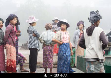 200115 -- PEKING, 15. Januar 2020 -- Arbeiterinnen treffen sich an einem Pier in Kyaukpyu, Rakhine State, Myanmar, 13. Januar 2020. XINHUA FOTOS DES TAGES DuxYu PUBLICATIONxNOTxINxCHN Stockfoto