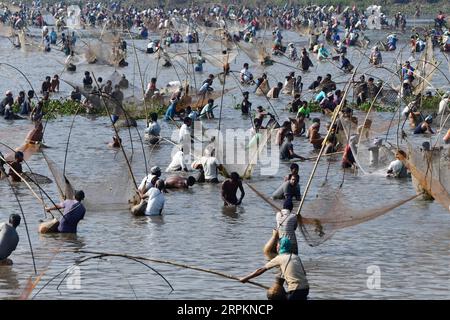 200115 -- PEKING, 15. Januar 2020 -- Dorfbewohner nehmen an einer gemeinschaftlichen Fischerveranstaltung während der Bhogali Bihu Erntefeiern am Goroimari See in Panbari, Assam, Indien, 14. Januar 2020 Teil. STR/Xinhua XINHUA FOTOS DES TAGES Stringer PUBLICATIONxNOTxINxCHN Stockfoto