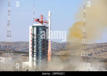 200115 -- TAIYUAN, 15. Januar 2020 -- der neue optische Fernerkundungssatellit für kommerzielle Zwecke Red Flag-1 H9 wird zusammen mit drei kleinen Satelliten von einer langen März-2D-Trägerrakete vom Taiyuan Satellite Launch Center in der nordchinesischen Provinz Shanxi, 15. Januar 2020, gestartet. China schickte am Mittwochmorgen vom Taiyuan Satellite Launch Center in der nordchinesischen Provinz Shanxi einen neuen optischen Fernerkundungssatelliten für den kommerziellen Einsatz in die geplante Umlaufbahn. Der zur Jilin-1-Satellitenfamilie gehörende Satellit, auch Red Flag-1 H9 genannt, wurde von einer langen März-2D-Trägerrakete AT gestartet Stockfoto