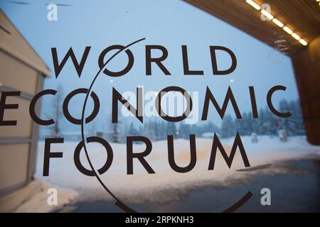 200115 -- PEKING, 15. Januar 2020 -- Foto vom 22. Januar 2018 zeigt das Logo des Weltwirtschaftsforums WEF in Davos, Schweiz. Xinhua HeadlinesCHINA-CONNECTIVE POWER XuxJinquan PUBLICATIONxNOTxINxCHN Stockfoto