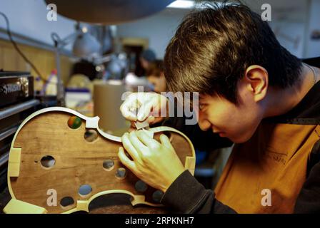 200115 -- CHICAGO, 15. Januar 2020 Xinhua -- Ein Schüler formt eine Violine an der Chicago School of Violin Making in Skokie, Illinois, USA, am 14. Januar 2020. Die Chicago School of Violin Making, die die traditionellen Fähigkeiten des Instrumentenbaus vermittelt, befindet sich in Skokie, einem Vorort von Chicago. Sie schreibt lokale und internationale Studenten ein, die die Absicht haben, professionelle Geigenbauer und andere Instrumente zu werden. Foto von Joel Lerner/Xinhua U.S.-SKOKIE-CHICAGO SCHOOL OF GEIGENBAU PUBLICATIONxNOTxINxCHN Stockfoto