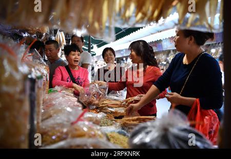 (200115) -- HAIKOU, 15. Januar 2020 (Xinhua) -- Menschen wählen ...
