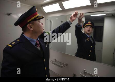 200115 -- TAIYUAN, 15. Januar 2020 -- Zugführer Zhao Yao überprüft den Gesundheitszustand im Zug K884 von Taiyuan in der nordchinesischen Provinz Shanxi nach Qingdao in der ostchinesischen Provinz Shandong, 11. Januar 2020. Während Millionen Chinesen nach Hause gehen, um den Vorabend des Frühlingsfestes, Chinas Lunar New Year, zu sehen, werden Zhao Yao und Chen Haiyan, beide als Dirigenten in Zügen arbeiten, den Geburtstag ihrer Tochter, der am selben Tag des Vormittags fällt, wieder vermissen. auch der wichtigste Familientreffen-Anlass für Chinesen. Es gibt nur drei Mal, mit denen das Paar den Geburtstag verbringen kann Stockfoto