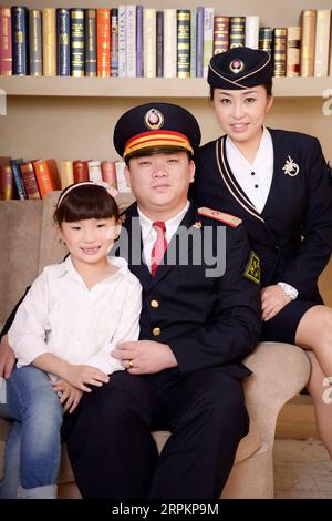200115 -- TAIYUAN, 15. Januar 2020 -- Aktenfoto vom 5. Oktober 2014 zeigt Zhao Yao C, seine Frau Chen Haiyan und seine Tochter Zhao Chunyi, die für ein Familienfoto in einem Fotostudio in Taiyuan, Provinz Shanxi in Nordchina posieren. Während Millionen Chinesen nach Hause gehen, um den Vorabend des Frühlingsfestes, Chinas Lunar New Year, zu sehen, werden Zhao Yao und Chen Haiyan, beide als Dirigenten in Zügen arbeiten, den Geburtstag ihrer Tochter, der am selben Tag des Vormittags fällt, wieder vermissen. auch der wichtigste Familientreffen-Anlass für Chinesen. Es gibt nur drei Mal für das Paar, um das B auszugeben Stockfoto