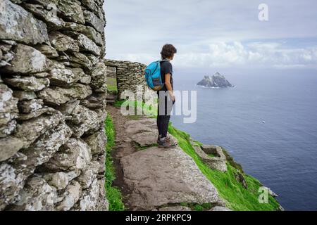 Besucher auf dem steilen Weg hinauf zum Kloster, Skellig Michael Insel, Mainistir Fhionáin (Kloster St. Fionan), Grafschaft Kerry, Irland, United Kin Stockfoto