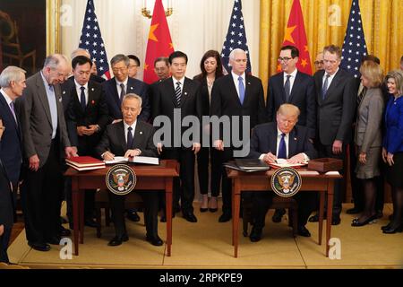 Bilder des Jahres 2020, News 01 Januar News Themen der Woche KW03 News Bilder des Tages 200115 -- WASHINGTON D.C., 15. Januar 2020 -- US-Präsident Donald Trump und der chinesische Vize-Premier Liu He, der außerdem Mitglied des Politischen Büros des Zentralkomitees der Kommunistischen Partei Chinas und Leiter der chinesischen Seite des umfassenden wirtschaftlichen Dialogs zwischen China und den USA ist, Unterzeichnung des Wirtschafts- und Handelsabkommens zwischen China und den USA während einer Zeremonie im East Room des Weißen Hauses in Washington D.C., USA, 15. Januar 2020. USA-WASHINGTON D.C.-CHINA-USA PHASE-1-HANDELSABKOMMEN-UNTERZEICHNUNG WA Stockfoto