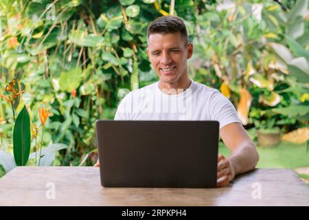 Porträt eines fröhlichen kaukasischen Mannes, der einen Videoanruf auf einem Laptop führt. Stockfoto