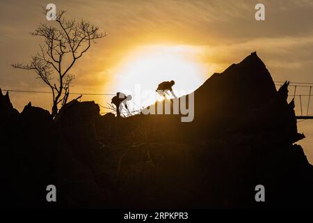 200116 -- PEKING, 16. Januar 2020 -- Touristen klettern entlang einer Seilrutsche am Rock Viewpoint im Bezirk Khounkham, Provinz Khammouane, Laos, 12. Januar 2020. Der Rock Viewpoint ist eine der beliebtesten Attraktionen in der Provinz Khammouane, Laos. Foto von /Xinhua XINHUA FOTOS DES TAGES KaikeoxSaiyasane PUBLICATIONxNOTxINxCHN Stockfoto