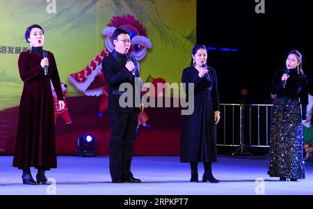 200116 -- SHIZHU, 16. Januar 2020 -- Sänger des China National Opera House treten während einer Benefizveranstaltung im Shizhu Tujia Autonomous County, südwestchinesische Gemeinde Chongqing, 14. Januar 2020 auf. Künstler des China National Opera House inszenierten eine Benefizperformance für die Einheimischen im Shizhu County. CHINA-CHONGQING-SHIZHU-CHINA OPERA HOUSE-BENEFIZPERFORMANCE CN WANGXQUANCHAO PUBLICATIONXNOTXINXCHN Stockfoto