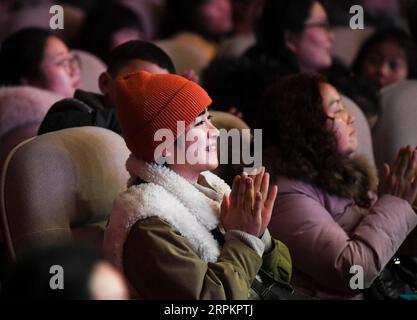 200116 -- YOUYANG, 16. Januar 2020 -- Zuschauer sehen sich eine Benefizperformance im Youyang Tujia-Miao Autonomous County, südwestchinesische Gemeinde Chongqing, 13. Januar 2020 an. Künstler aus dem China National Opera House inszenierten eine Benefizperformance für die Menschen in dem von Armut betroffenen County. CHINA-CHONGQING-YOUYANG-CHINA OPERA HOUSE-BENEFIZPERFORMANCE CN WANGXQUANCHAO PUBLICATIONXNOTXINXCHN Stockfoto