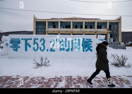 200116 -- HARBIN, 16. Januar 2020 -- Eine Frau kommt an einer Schneeskulptur vorbei, die die niedrigste Tempetüre in der Geschichte hier in Bishui Stadt, Huzhong Bezirk von Dahinggan, nordöstliche Provinz Heilongjiang, 12. Januar 2020 markiert. Der Bezirk Huzhong ist einer der kältesten Orte in China, der sich am nördlichen Fuß des Yilehuli-Berges in Dahinggan befindet. Die Jahresdurchschnittstemperatur liegt hier bei minus 4,3 Grad Celsius, und die niedrigste Temperatur in der Stadt in der Geschichte betrug minus 53,2 Grad Celsius. Foto von /Xinhua CHINA-HEILONGJIANG-DAHINGGAN-HUZHONG DISTRICT-DAILY CN ZhangxTao PUBLICATIONxNOTxINxCHN Stockfoto