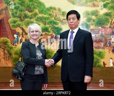 200116 -- PEKING, 16. Januar 2020 -- Li Zhanshu, Vorsitzender des Ständigen Ausschusses des Nationalen Volkskongresses NPC, hält Gespräche mit der Präsidentin des Schweizerischen Nationalrates Isabelle Moret in der Großen Halle des Volkes in Peking, Hauptstadt Chinas, 16. Januar 2020. CHINA-PEKING-LI ZHANSHU-SCHWEIZ-GESPRÄCHE CN ZHANGXLING PUBLICATIONXNOTXINXCHN Stockfoto