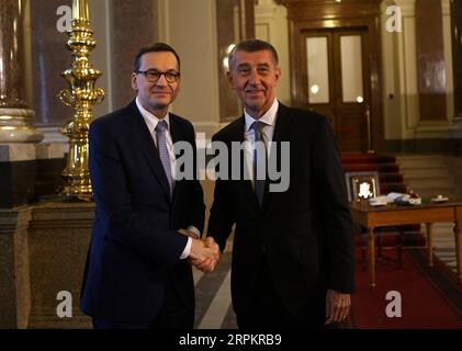 200116 -- PRAG, 16. Januar 2020 -- der tschechische Premierminister Andrej Babis R begrüßt den polnischen Premierminister Mateusz Morawiecki am 16. Januar 2020 in Prag, Tschechien. Die Premierminister der sogenannten Visegrad-Gruppe V4 der staaten sowie der Bundeskanzler Österreichs kamen am Donnerstag unter tschechischem Vorsitz der V4-Gruppe zusammen, um Migration, Energie und andere Fragen zu erörtern. Foto: Dana Kesnerova/Xinhua CZECH REPUBLIC-PRAG-VISEGRAD-AUSTRIA-SUMMIT YangxXiaohong PUBLICATIONxNOTxINxCHN Stockfoto