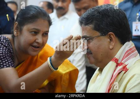 Eine Dame, die Rakhi und andere Rituale an Tripura cm Professor Dr. Manik Saha in seinem Amtssitz in Agartala bindet. Tripura, Indien. Stockfoto