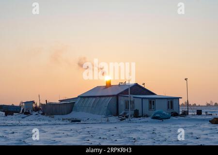 200117 -- HARBIN, 17. Januar 2020 -- Foto aufgenommen am 29. Dezember 2019 zeigt ein Haus auf der Qianshao Farm in Fuyuan, nordöstliche chinesische Provinz Heilongjiang. CHINA-HEILONGJIANG-WINTERLANDSCHAFT CN XiexJianfei PUBLICATIONxNOTxINxCHN Stockfoto