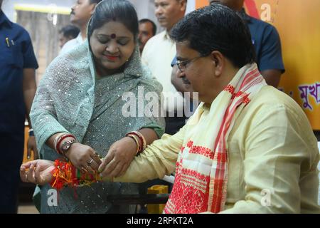 Eine Dame, die Rakhi und andere Rituale an Tripura cm Professor Dr. Manik Saha in seinem Amtssitz in Agartala bindet. Tripura, Indien. Stockfoto