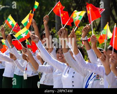 200117 -- NAY PYI TAW, 17. Januar 2020 -- Myanmar People welcome Chinese President Xi Jinping on the Street in Nay Pyi Taw, Myanmar, 17. Januar 2020. Der chinesische Präsident Xi Jinping kam am Freitag zu einem Staatsbesuch in Myanmar in Nay Pyi Taw an. MYANMAR-NAY PYI TAW-CHINESISCHER PRÄSIDENT UND VOLK BEGRÜSSEN DUXYU PUBLICATIONXNOTXINXCHN Stockfoto