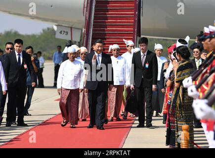 200117 -- NAY PYI TAW, 17. Januar 2020 -- der chinesische Präsident Xi Jinping wird von Myanmars erstem Vizepräsidenten U Myint Swe und mehreren Kabinettsministern bei seiner Ankunft am Nay Pyi Taw International Airport in Nay Pyi Taw, Myanmar, am 17. Januar 2020 herzlich begrüßt. XI traf am Freitag in Nay Pyi Taw ein, um einen Staatsbesuch in Myanmar zu machen. MYANMAR-NAY PYI TAW-CHINA-XI JINPING-STATE VISIT-ARRIVAL XIEXHUANCHI PUBLICATIONXNOTXINXCHN Stockfoto