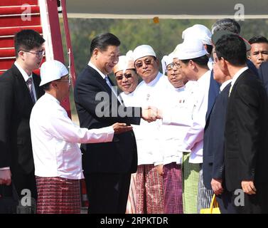 200117 -- NAY PYI TAW, 17. Januar 2020 -- der chinesische Präsident Xi Jinping wird von Myanmars erstem Vizepräsidenten U Myint Swe und mehreren Kabinettsministern bei seiner Ankunft am Nay Pyi Taw International Airport in Nay Pyi Taw, Myanmar, am 17. Januar 2020 herzlich begrüßt. XI traf am Freitag in Nay Pyi Taw ein, um einen Staatsbesuch in Myanmar zu machen. MYANMAR-NAY PYI TAW-CHINA-XI JINPING-STATE VISIT-ARRIVAL RAOXAIMIN PUBLICATIONXNOTXINXCHN Stockfoto