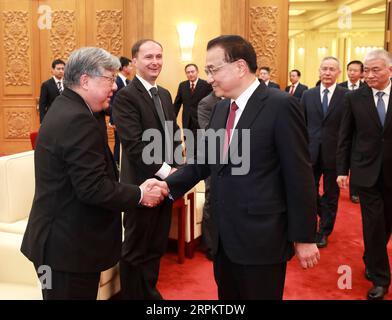 200117 -- PEKING, 17. Januar 2020 -- der chinesische Premier Li Keqiang hält ein Symposium mit Vertretern ausländischer Experten ab, die in China vor dem Frühlingsfest oder dem chinesischen Mondneujahr in der Großen Halle des Volkes in Peking, der Hauptstadt Chinas, am 17. Januar 2020 arbeiten. CHINA-BEIJING-LI KEQIANG-SYMPOSIUM-AUSLÄNDISCHE EXPERTEN CN PANGXXINGLEI PUBLICATIONXNOTXINXCHN Stockfoto