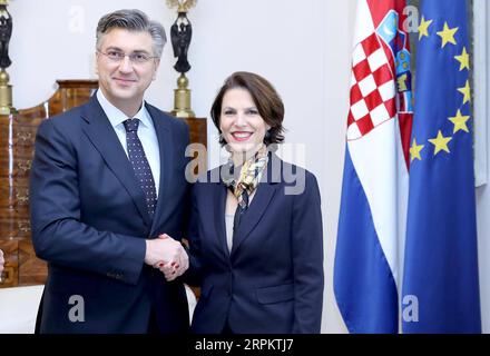 200117 -- ZAGREB, 17. Januar 2020 Xinhua -- der kroatische Premierminister Andrej Plenkovic L gibt der österreichischen Bundesministerin für europäische Angelegenheiten Karoline Edtstadler bei ihrem Treffen in Zagreb, Kroatien, am 17. Januar 2020 die Hand. Kroatien und Österreich werden sich weiterhin für eine Entscheidung zur Aufnahme von Beitrittsverhandlungen mit Albanien und Nordmazedonien auf der Ebene des Europäischen Rates einsetzen. Im März haben der kroatische Premierminister Andrej Plenkovic und die österreichische Bundesministerin für europäische Angelegenheiten Karoline Edtstadler hier auf einer Sitzung am Freitag gesagt. Patrik Macek/Pixsell via Xinhua CROATIA-ZAGREB-PM-AUSTRIA-KAROLINE E Stockfoto