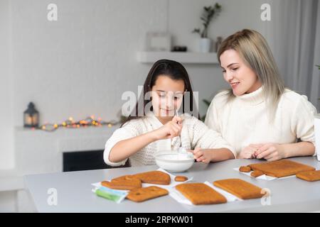 Glasur der Weihnachtsbäckerei. Honig-Lebkuchen-Kekse, fertig zum Dekorieren. Stockfoto