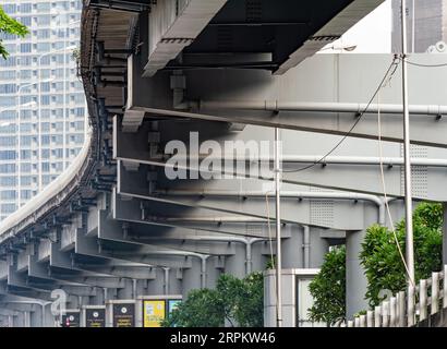 Stahlbrücke an der Rama 4 Road, einer wichtigen Hauptstraße mit starkem Verkehr in Bangkok, Thailand. Stockfoto