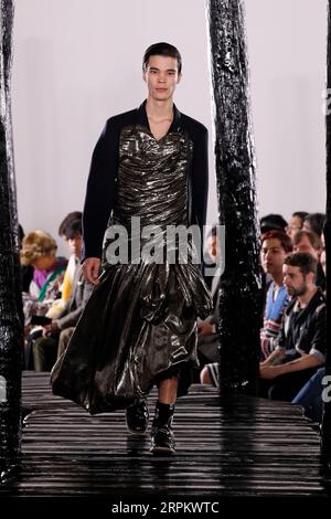 200119 -- PARIS, 19. Januar 2020 Xinhua -- Ein Modell präsentiert Kreationen von Loewe Mens Herbst/Winter 2020/2021 Ready-to-Wear Kollektionen während der Paris Fashion Week in Paris, Frankreich, 18. Januar 2020. Foto von Piero Biasion/Xinhua FRANCE-PARIS-FASHION WEEK-LOEWE PUBLICATIONxNOTxINxCHN Stockfoto