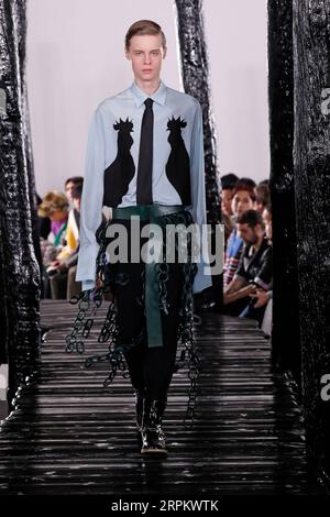 200119 -- PARIS, 19. Januar 2020 Xinhua -- Ein Modell präsentiert Kreationen von Loewe Mens Herbst/Winter 2020/2021 Ready-to-Wear Kollektionen während der Paris Fashion Week in Paris, Frankreich, 18. Januar 2020. Foto von Piero Biasion/Xinhua FRANCE-PARIS-FASHION WEEK-LOEWE PUBLICATIONxNOTxINxCHN Stockfoto