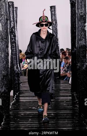 200119 -- PARIS, 19. Januar 2020 Xinhua -- Ein Modell präsentiert Kreationen von Loewe Mens Herbst/Winter 2020/2021 Ready-to-Wear Kollektionen während der Paris Fashion Week in Paris, Frankreich, 18. Januar 2020. Foto von Piero Biasion/Xinhua FRANCE-PARIS-FASHION WEEK-LOEWE PUBLICATIONxNOTxINxCHN Stockfoto