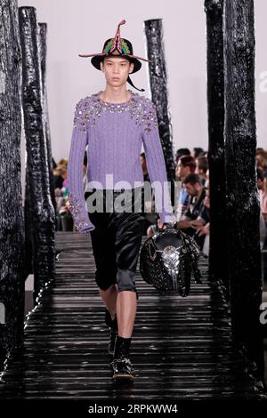 200119 -- PARIS, 19. Januar 2020 Xinhua -- Ein Modell präsentiert Kreationen von Loewe Mens Herbst/Winter 2020/2021 Ready-to-Wear Kollektionen während der Paris Fashion Week in Paris, Frankreich, 18. Januar 2020. Foto von Piero Biasion/Xinhua FRANCE-PARIS-FASHION WEEK-LOEWE PUBLICATIONxNOTxINxCHN Stockfoto