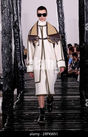 200119 -- PARIS, 19. Januar 2020 Xinhua -- Ein Modell präsentiert Kreationen von Loewe Mens Herbst/Winter 2020/2021 Ready-to-Wear Kollektionen während der Paris Fashion Week in Paris, Frankreich, 18. Januar 2020. Foto von Piero Biasion/Xinhua FRANCE-PARIS-FASHION WEEK-LOEWE PUBLICATIONxNOTxINxCHN Stockfoto