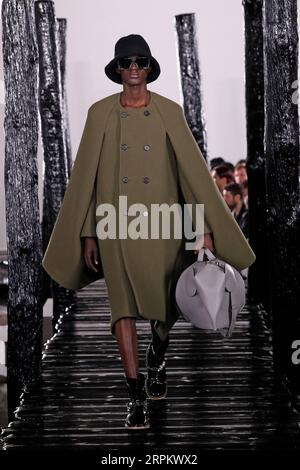 200119 -- PARIS, 19. Januar 2020 Xinhua -- Ein Modell präsentiert Kreationen von Loewe Mens Herbst/Winter 2020/2021 Ready-to-Wear Kollektionen während der Paris Fashion Week in Paris, Frankreich, 18. Januar 2020. Foto von Piero Biasion/Xinhua FRANCE-PARIS-FASHION WEEK-LOEWE PUBLICATIONxNOTxINxCHN Stockfoto