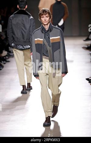200119 -- PARIS, 19. Januar 2020 Xinhua -- Ein Modell präsentiert Kreationen von Hermes Mens Herbst/Winter 2020/2021 Ready-to-wear-Kollektionen während der Paris Fashion Week in Paris, Frankreich, 18. Januar 2020. Foto von Piero Biasion/Xinhua FRANCE-PARIS-FASHION WEEK-HERMES PUBLICATIONxNOTxINxCHN Stockfoto