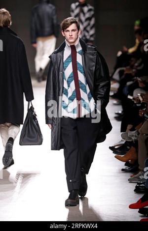 200119 -- PARIS, 19. Januar 2020 Xinhua -- Ein Modell präsentiert Kreationen von Hermes Mens Herbst/Winter 2020/2021 Ready-to-wear-Kollektionen während der Paris Fashion Week in Paris, Frankreich, 18. Januar 2020. Foto von Piero Biasion/Xinhua FRANCE-PARIS-FASHION WEEK-HERMES PUBLICATIONxNOTxINxCHN Stockfoto
