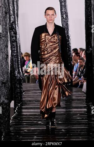 200119 -- PARIS, 19. Januar 2020 Xinhua -- Ein Modell präsentiert Kreationen von Loewe Mens Herbst/Winter 2020/2021 Ready-to-Wear Kollektionen während der Paris Fashion Week in Paris, Frankreich, 18. Januar 2020. Foto von Piero Biasion/Xinhua FRANCE-PARIS-FASHION WEEK-LOEWE PUBLICATIONxNOTxINxCHN Stockfoto